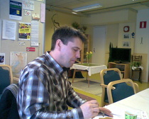 Vasemmiston Pirkanmaan piirin puheenjohtaja Kalle Hyötynen piipahti Pirkkalassa maaliskuussa 2013