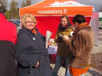 Eurovaaliehdokkaat Li Andersson ja Sinikka Torkkola sekä kansanedustaja Anna Kontula Suupantorilla toukokuussa 2014