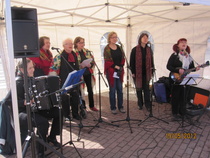 Pirkkalan Vasurit 20-vuotisjuhla toukokuussa 2012. Torilla musisoivat Raivottaret