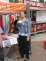 Veronika Honkasalo juhlimassa 25-vuotiasta Pirkkalan Vasemmistoliittoa 12.8.2017