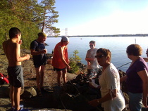 Pirkkalan Vasemmiston kesäristeilyllä Pyhäjärvellä piipahdettiin Luodon saarelle. Helle helli risteilijöitä elokuussa 2015.