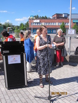 Kansaneustaja Anna Kontula Suupantorilla kesäkuussa 2013