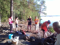 Pirkkalan Vasemmiston kesäristeilyllä Pyhäjärvellä piipahdettiin Luodon saarelle. Helle helli risteilijöitä elokuussa 2015.