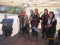 Pirkkalan Vasurit 20-vuotisjuhla toukokuussa 2012. Torilla musisoivat Raivottaret